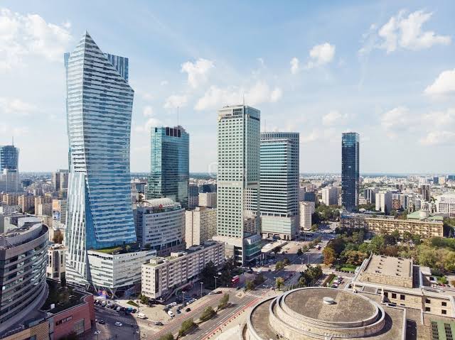 Inwestowanie w wille (Złota Setka, Konstancin, Złota 44, Sea Towers) jako lokata kapitału.