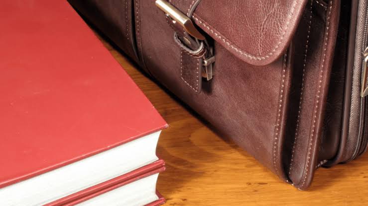 Jak przygotować “Czerwoną Teczkę” (Death Book/Emergency File) na wypadek nagłego zdarzenia losowego (od haseł krypto do aktów notarialnych).